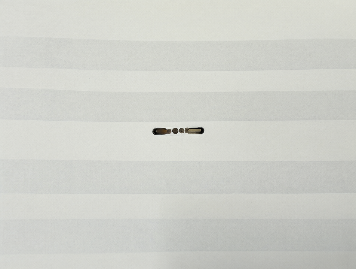 Fotografía mostrando las bandas horizontales sutiles en papel y el indicador de alerta de la almohadilla de tinta.