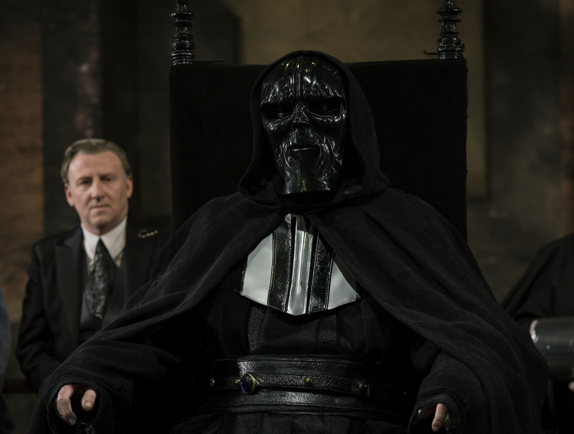 Darth Sidious y su alter ego Palpatine conspirando en un entorno político oscuro.