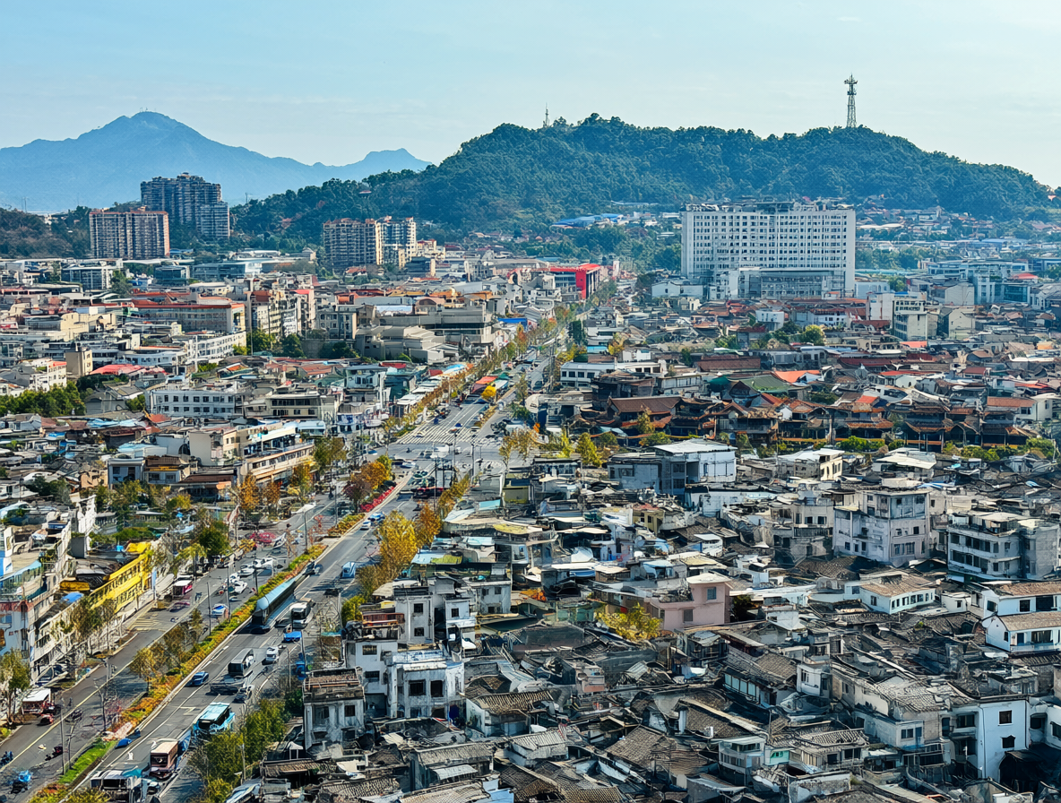 Vista de una ciudad pequeña pero vibrante con tráfico y edificios comerciales.