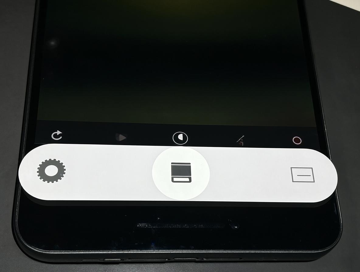 Vista frontal de un smartphone Android con la interfaz de notificaciones abierta, destacando el ícono de apagado para reinicio.
