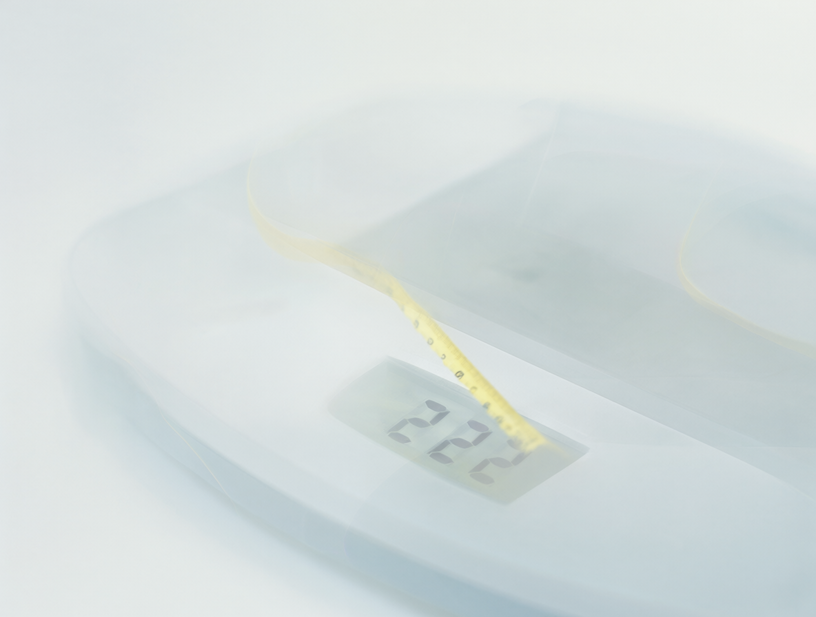 Comparación visual entre métodos precisos de medición y una báscula digital imprecisa.
