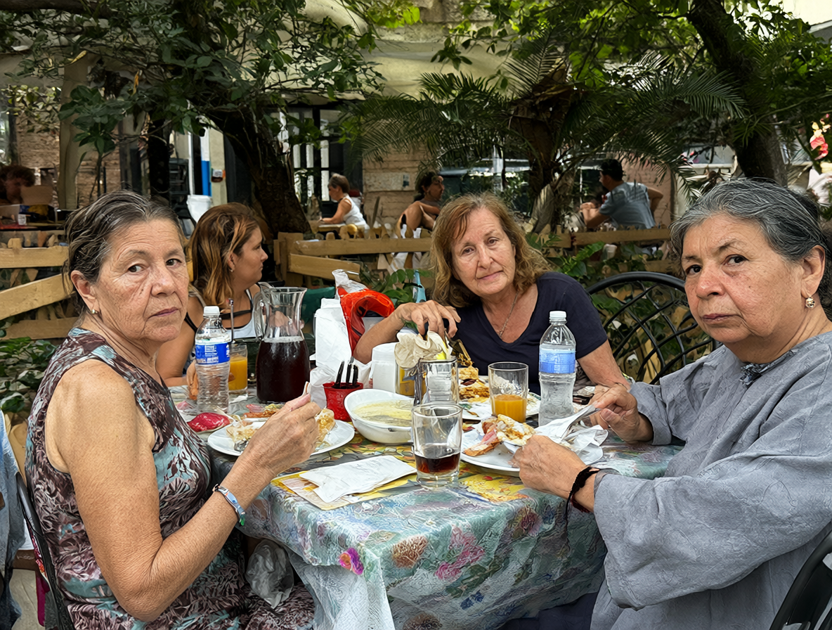 Mujer mayor comiendo con familia al aire libre