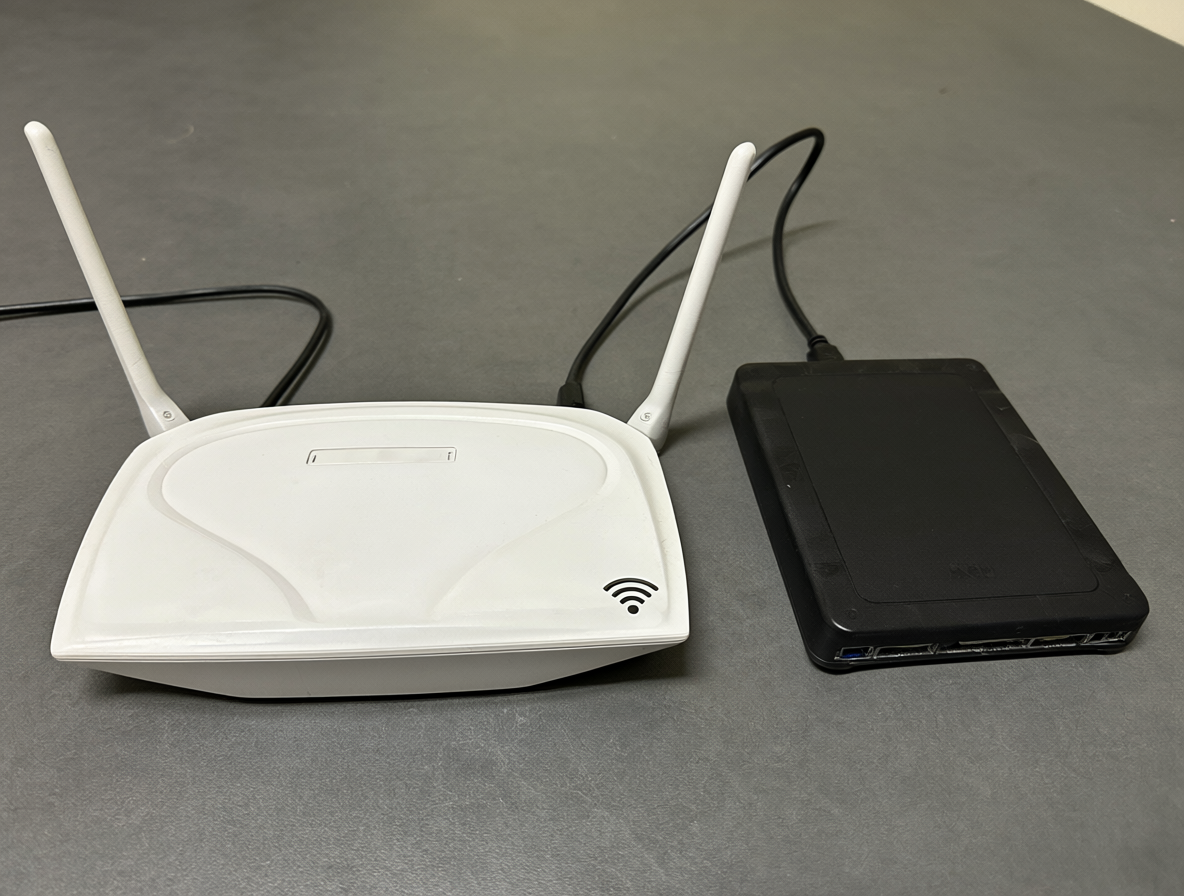 Router con señal débil junto a un disco duro externo no blindado.