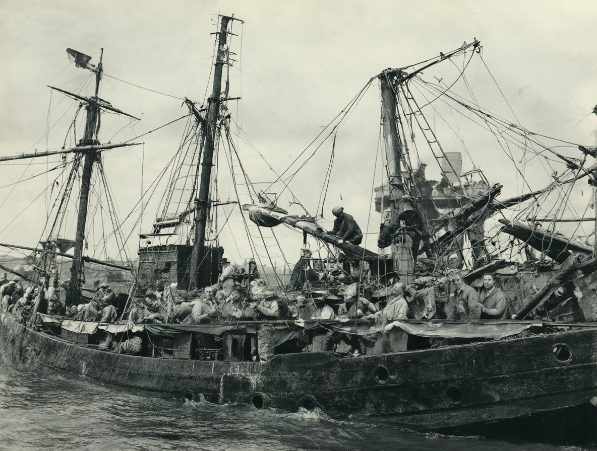 Barcos hundidos en un puerto histórico