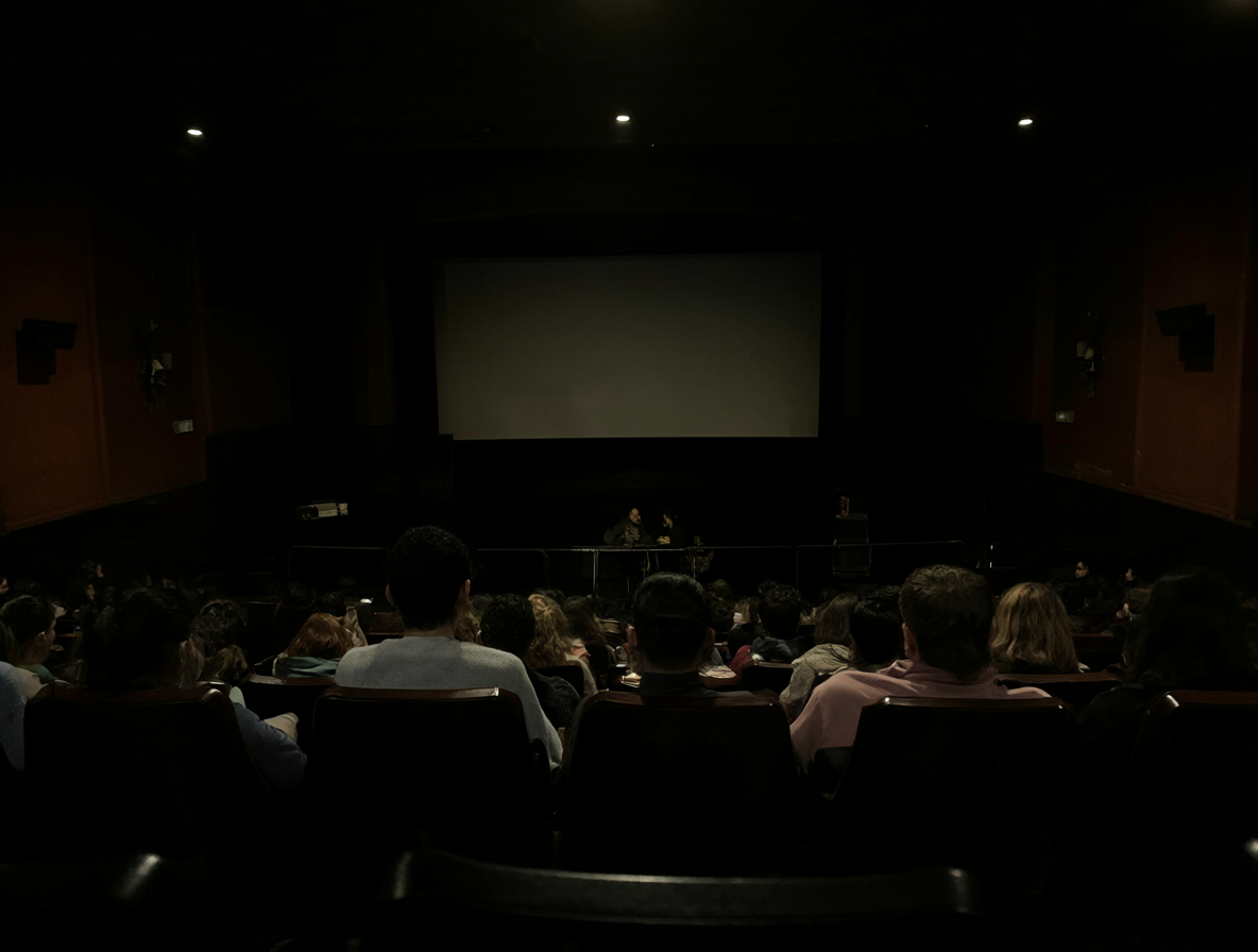 Espectadores esperando más en una sala de cine antigua