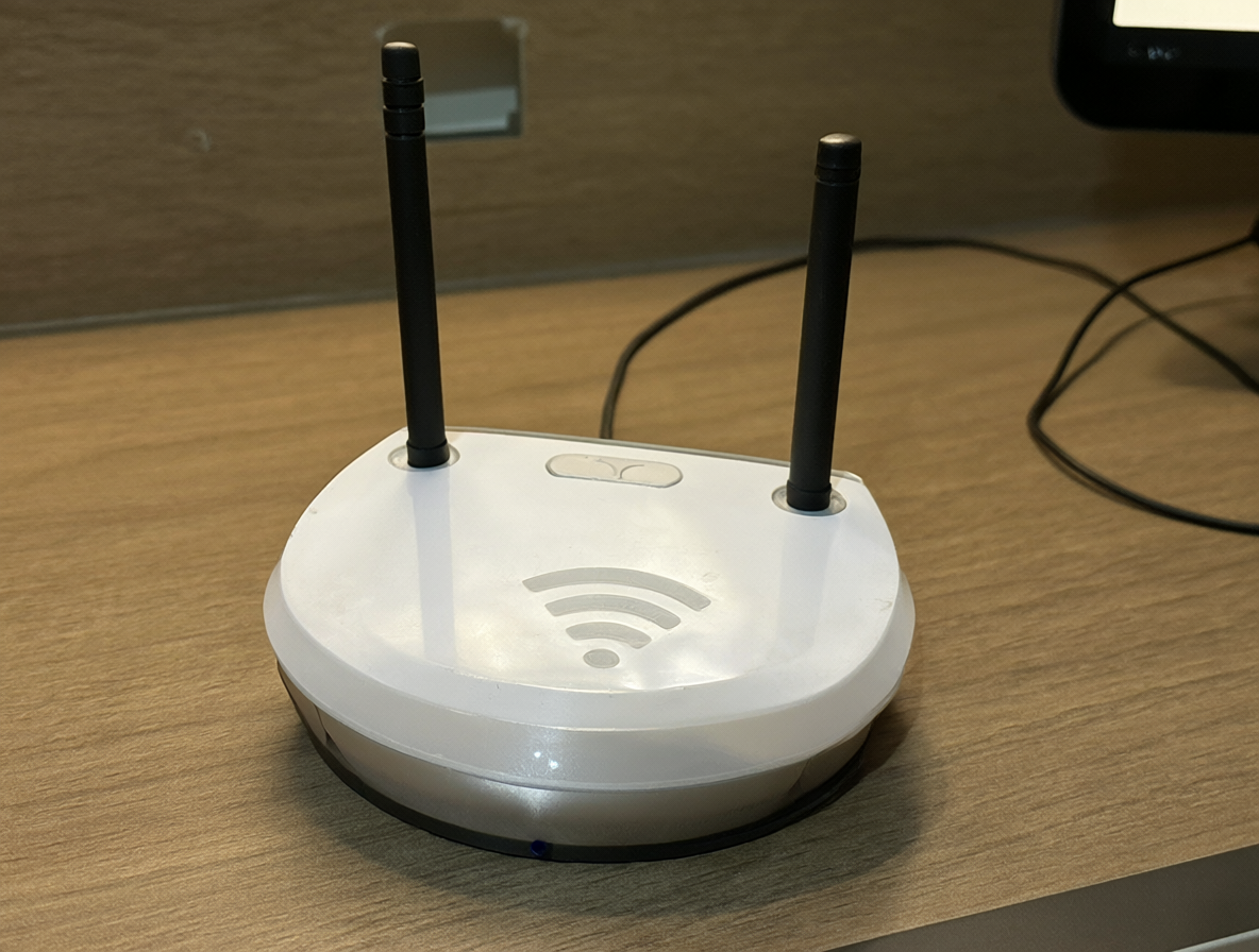 Imagen de un repetidor WiFi estándar en el interior de una habitación.