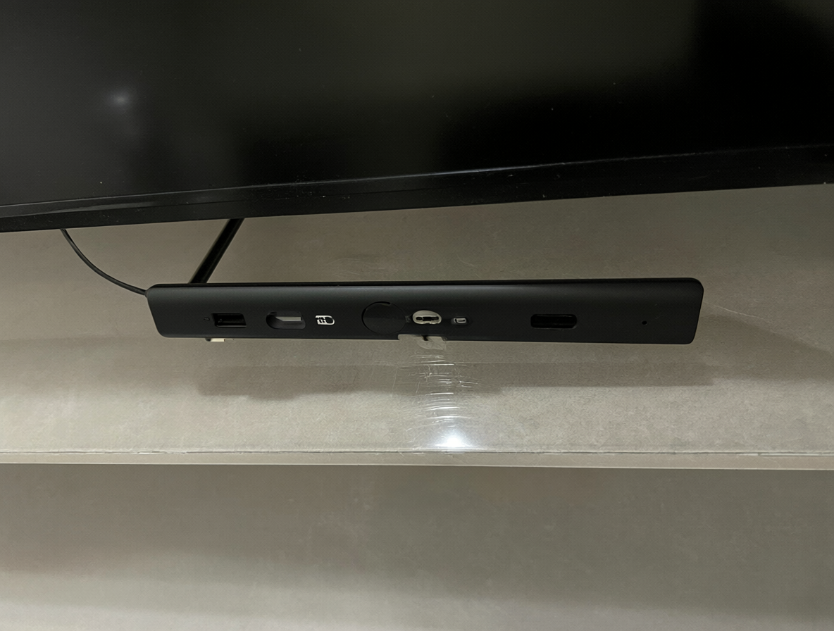 Un dispositivo Xiaomi TV Stick conectado a una entrada HDMI de televisión