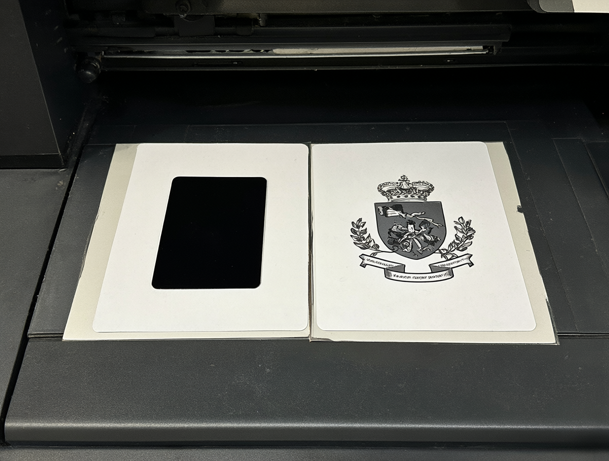 Vista cenital comparando la salida de una impresora láser con la de una inyección de tinta.