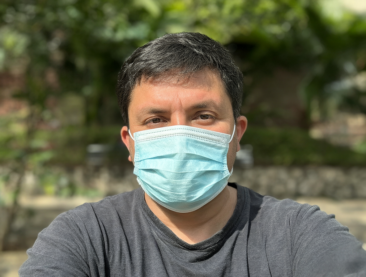 Uso de mascarilla para mejorar la respiración al aire libre.