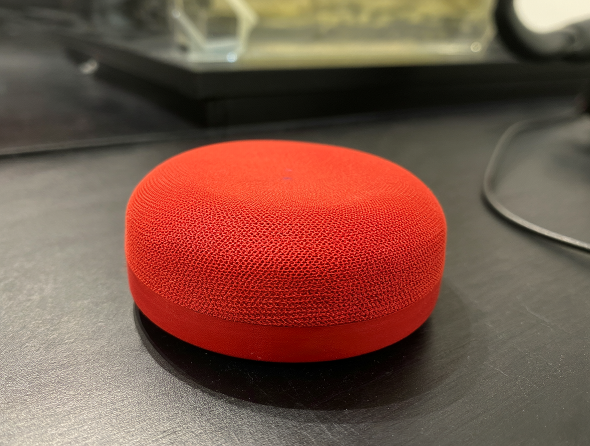 Un altavoz inteligente redondo sobre una superficie