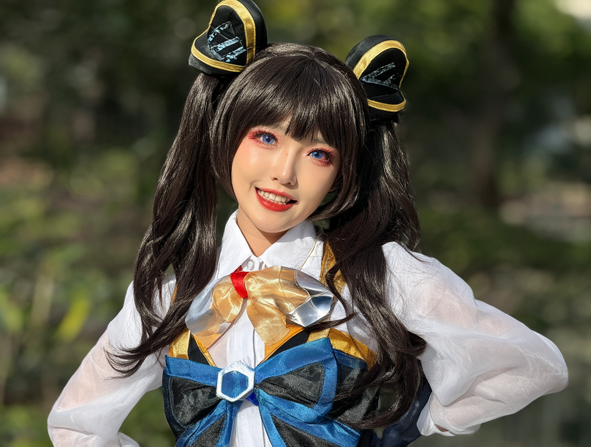 Chica cosplayer con el traje de Marin Kitagawa