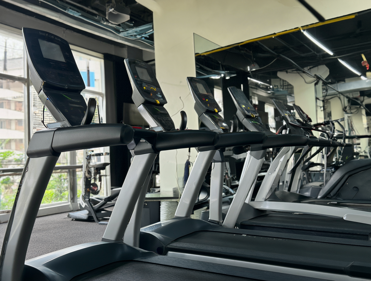 Caminadora moderna en un gimnasio doméstico