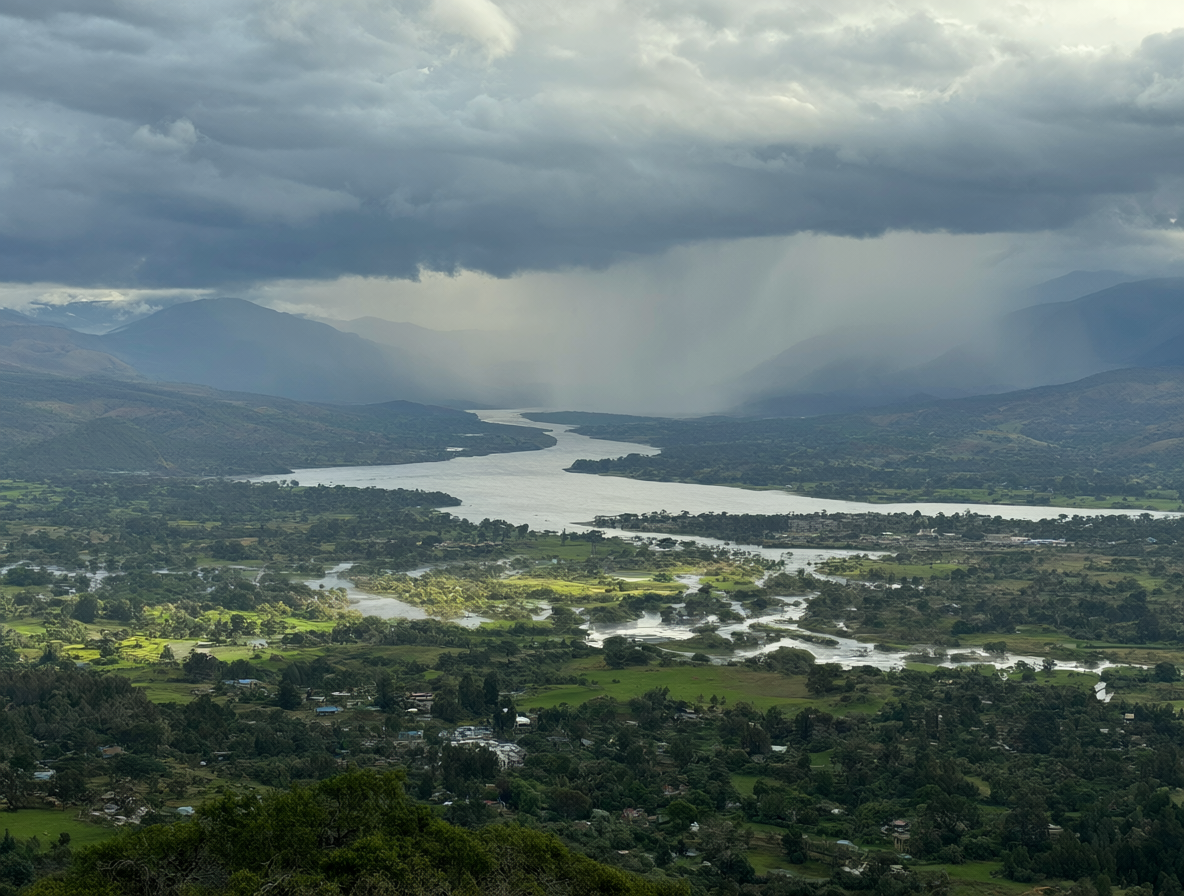 Paisaje chileno bajo tormentas extremas e inundaciones por el fenómeno del El Niño.