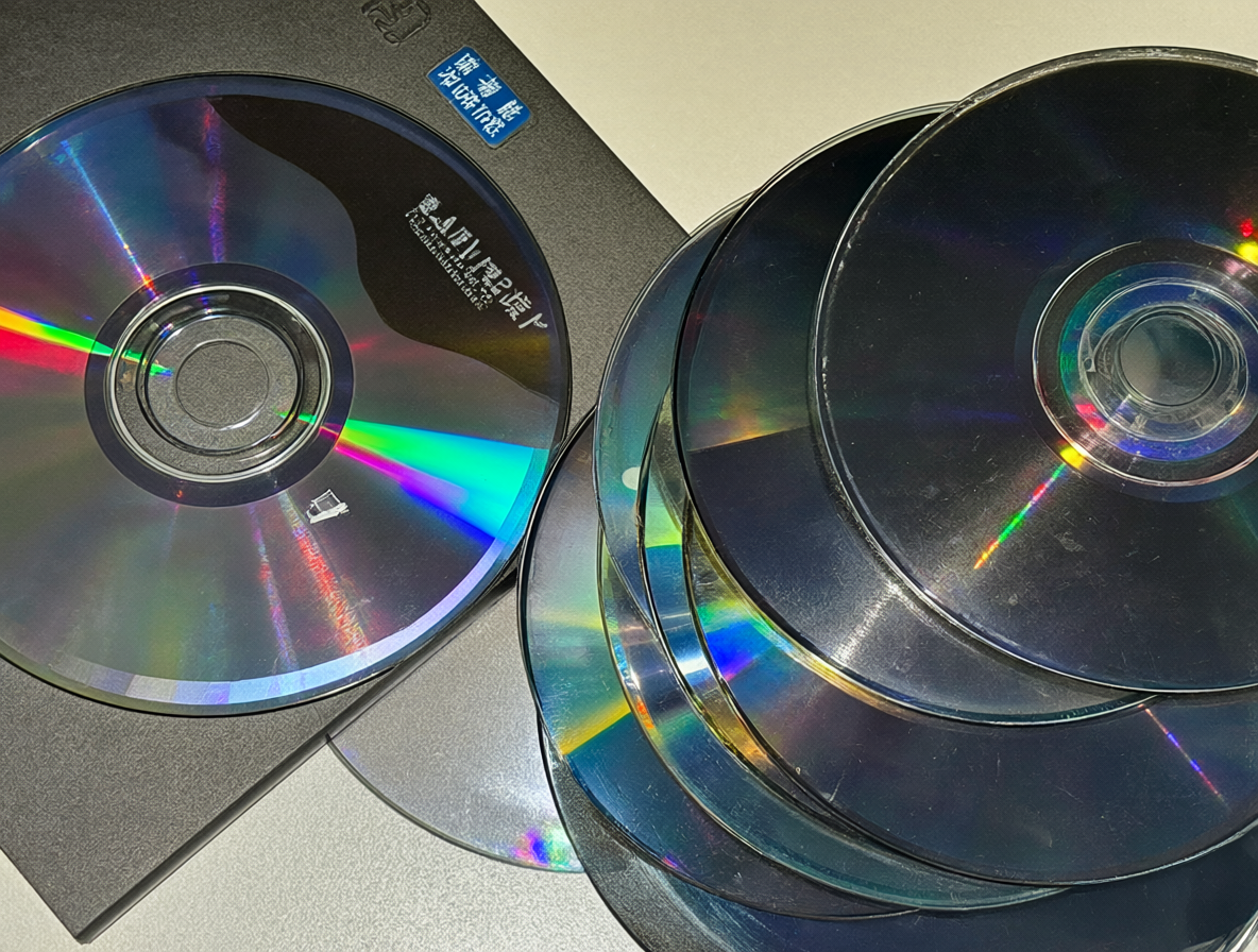 Primer plano de discos DVD-5 y DVD-9 con sus respectivas etiquetas.