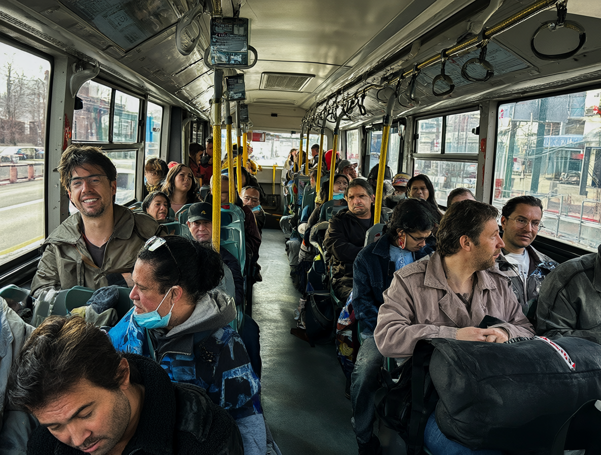 Pasajeros sentados en cualquier lugar dentro del autobús.