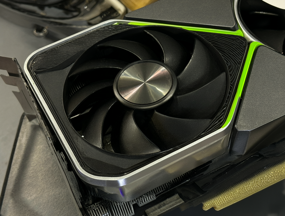 Tarjeta gráfica RTX 3090 vista desde arriba con sus luces verdes