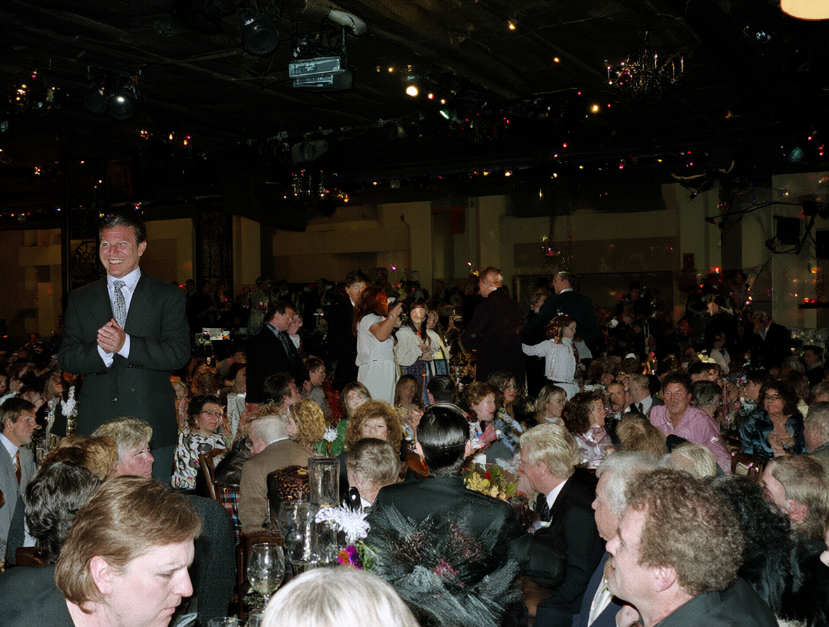 Sala de eventos de los años 90 para una subasta de solteros