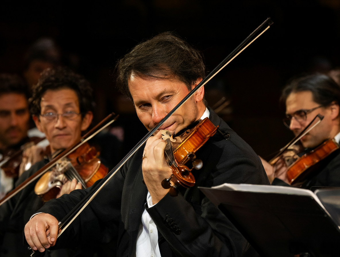 Director de orquesta dirigiendo con energía