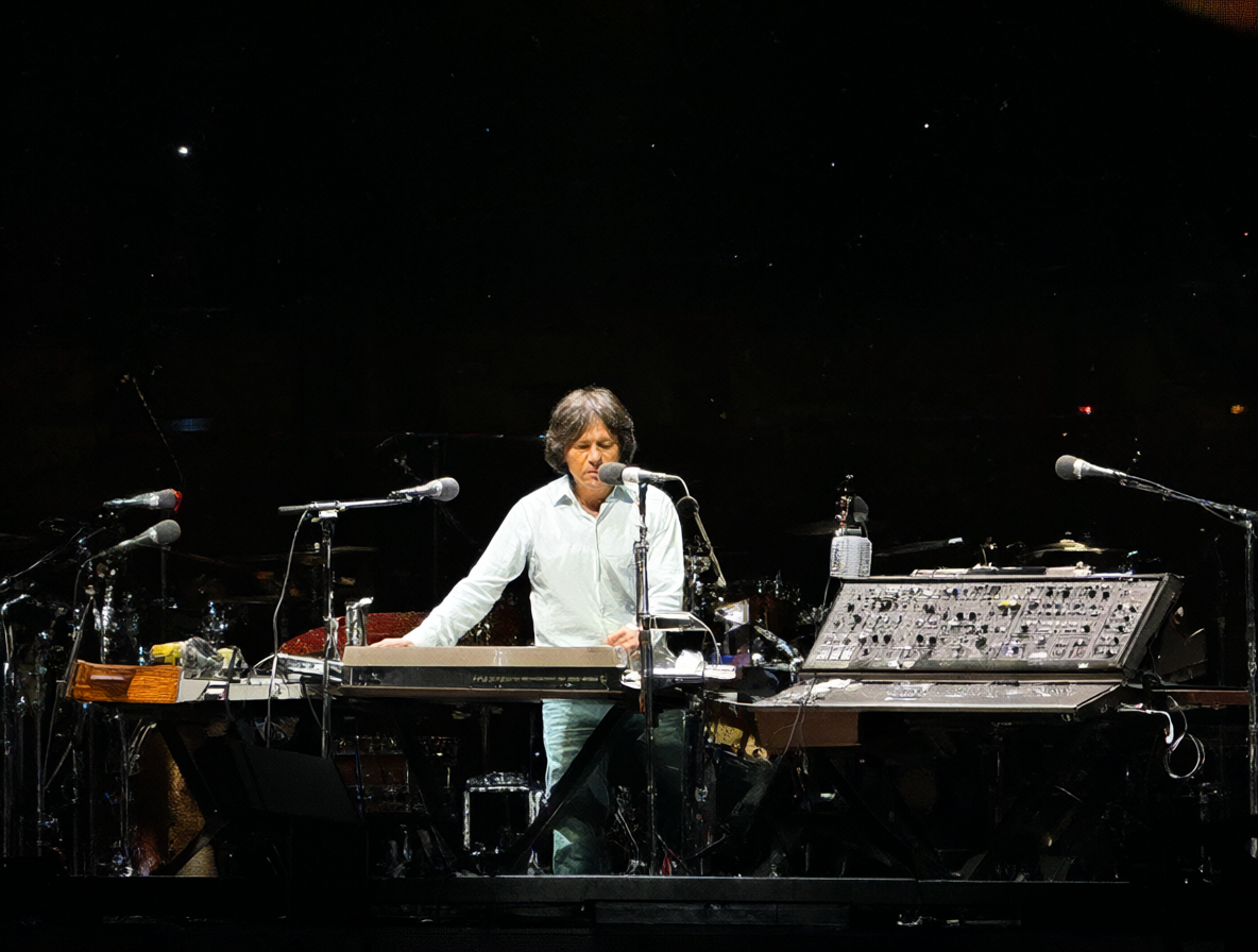 Jean Michel Jarre tocando en un gran escenario con sintetizadores vintage durante los conciertos en China.