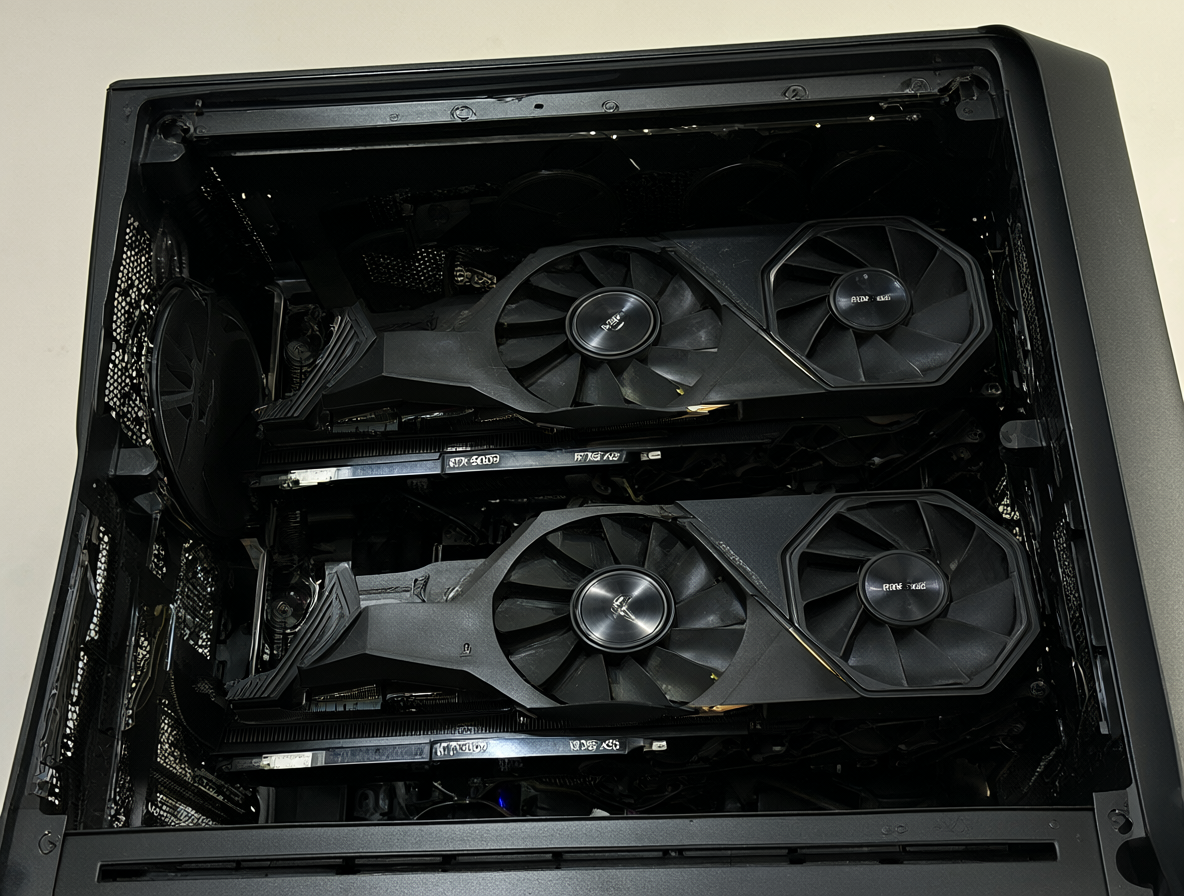 Una torre de ordenador con dos GPUs RTX 5090 visibles