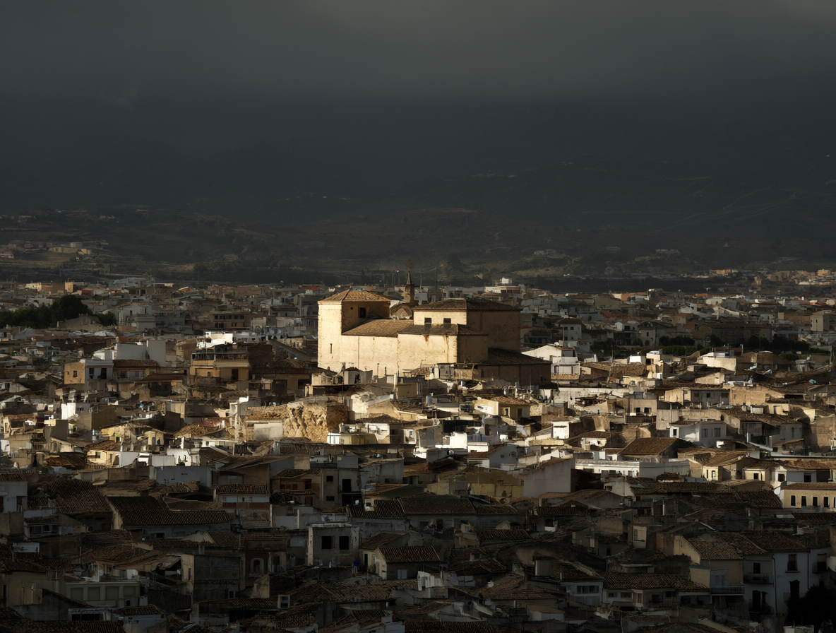 Vista panorámica de la ciudad y la prisión en Benejúzar con luz dramática