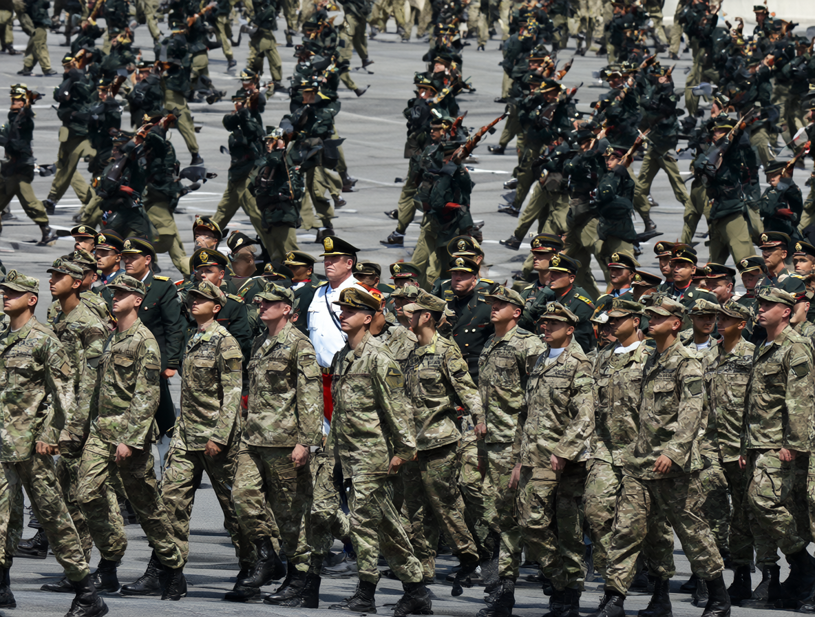 Parada militar chilena con múltiples ramas marchando en un gran cuadrado