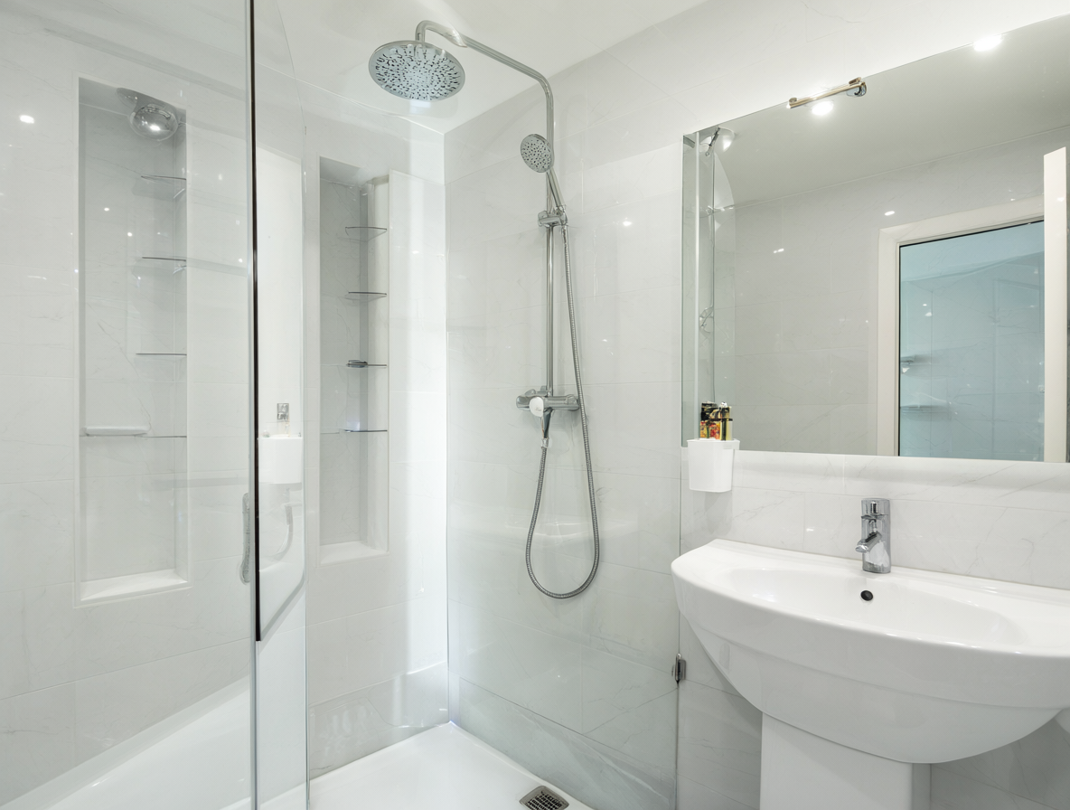 Foto de un interior de baño con una ducha abierta, ilustrando la rutina de higiene.