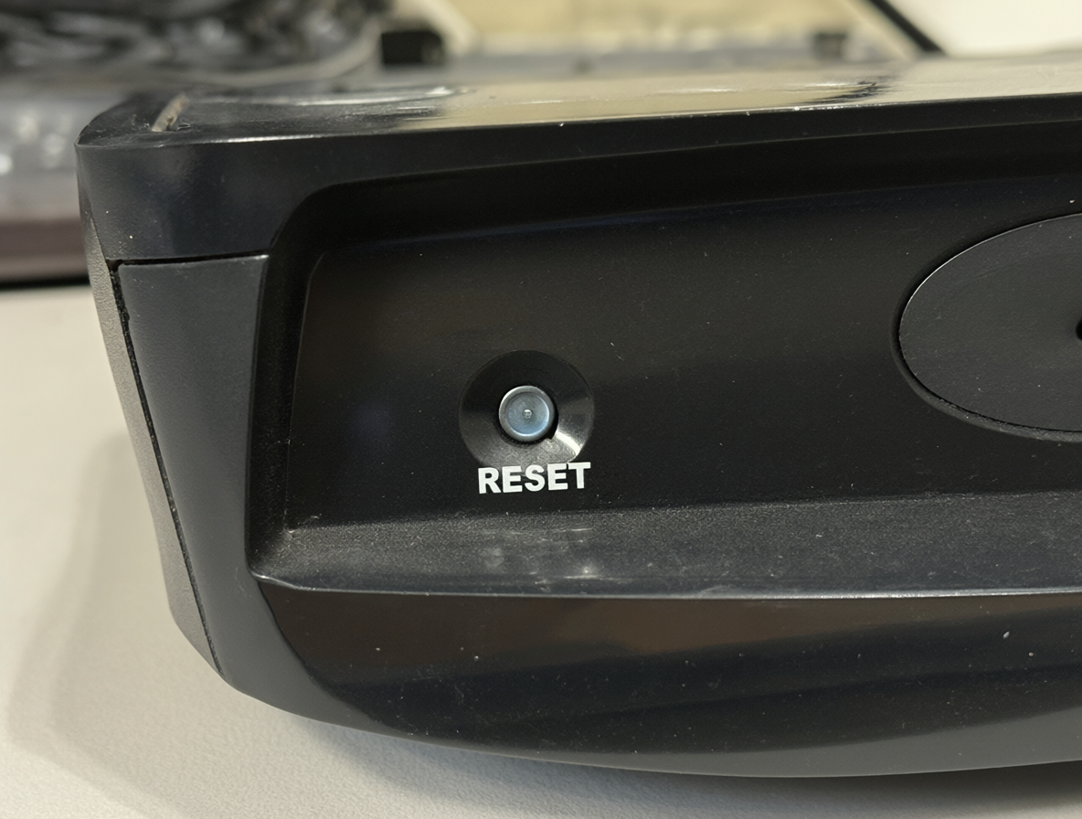 Router Movistar con el botón RESET destacado y resaltado