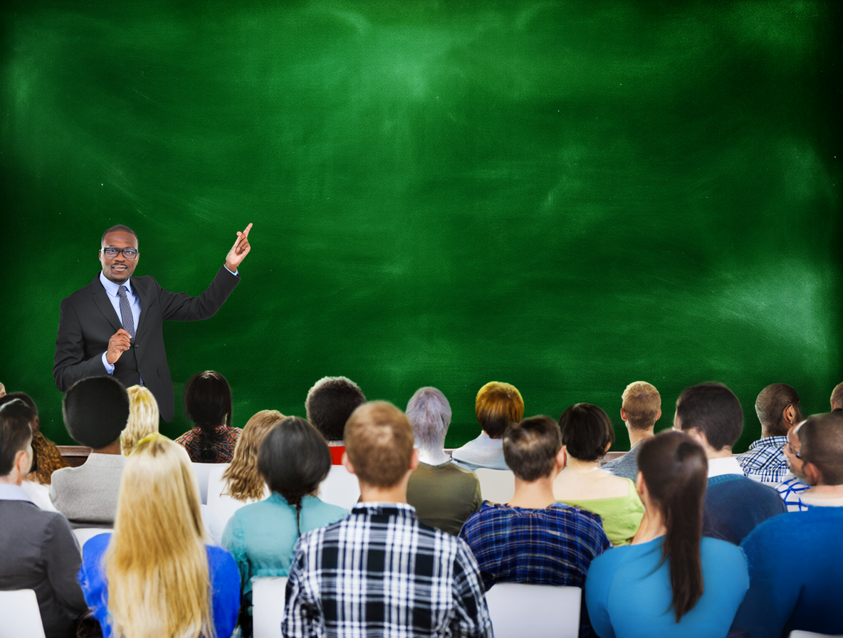 Profesor enseñando y estudiantes escuchando