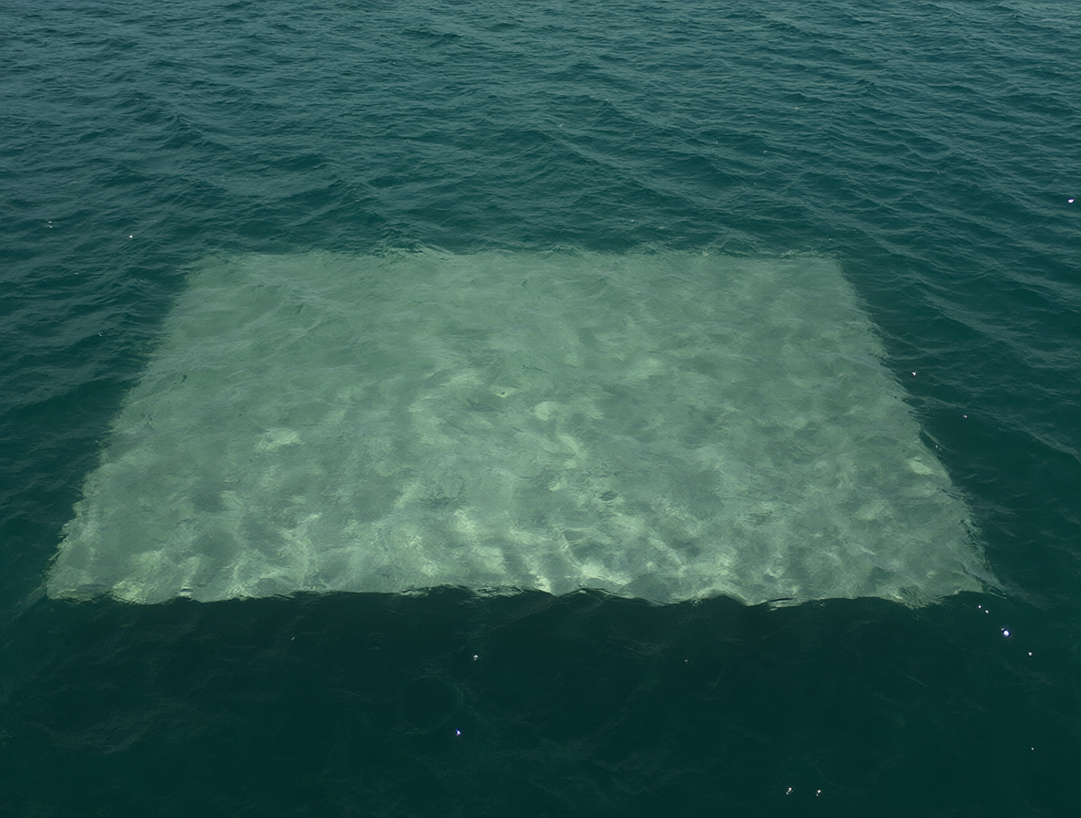 Plancha de acero sumergida mostrando su densidad superior al agua.