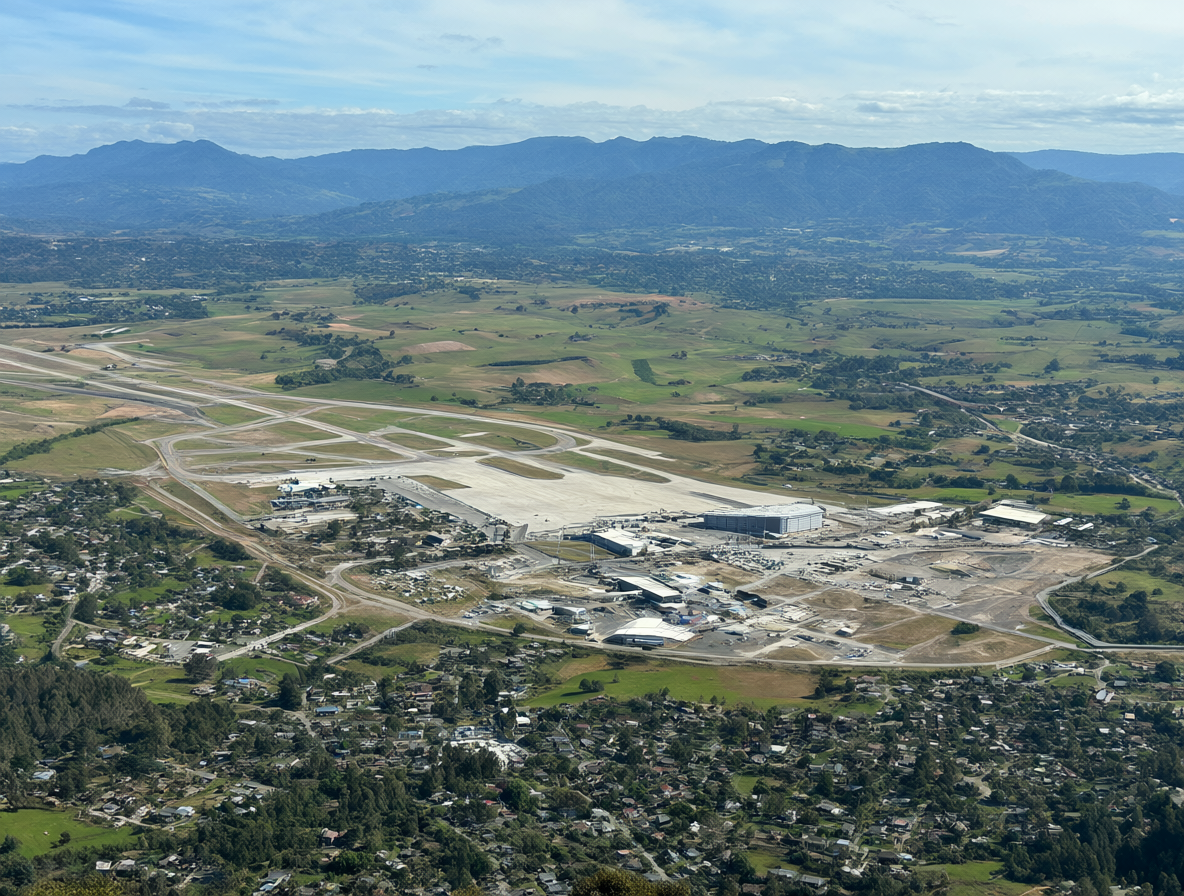 Foto panorámica del exterior del aeropuerto.
