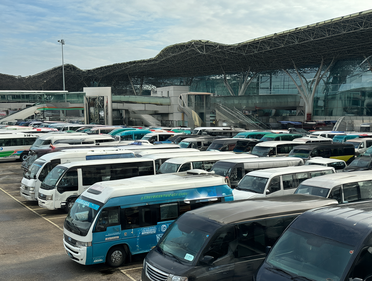 Varios minibuses en la zona de carga.
