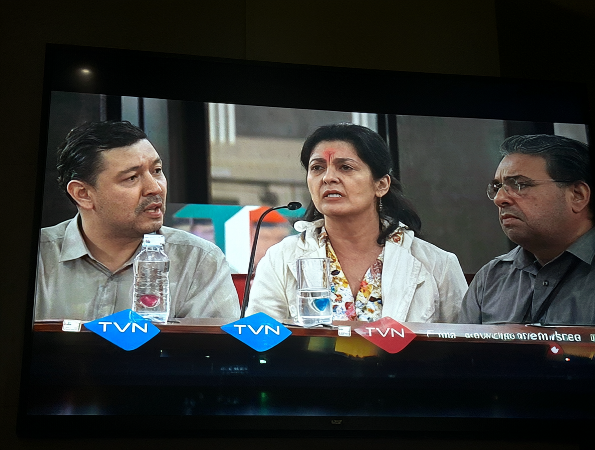 Estudio de noticias con los logotipos de TVN y Chilevisión