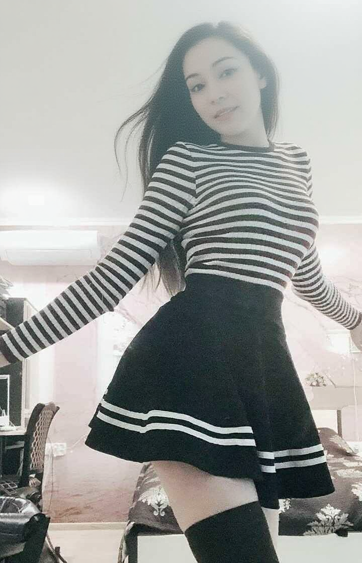 Mujer con top a rayas blancas y negras y falda oscura