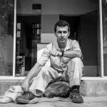 Retrato de Bernardo Mora Lara en su entorno laboral