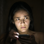 Persona mirando un teléfono con la app Bumble abierta