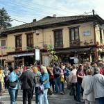 Plaza de armas con gente visitando la casa del artesano y la feria.