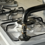 Estufa de gas blanca mostrando su sistema de expulsión de calor