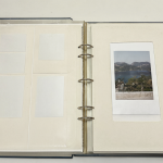 Álbum abierto con fotos pequeñas en sobres grandes