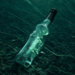 Botella de vidrio en el lecho marino profundo rodeada de agua oscura y líneas de presión