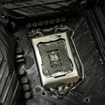 Vista detallada de una placa madre Gigabyte mostrando el área del socket y los puertos SATA.