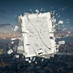 Ilustración de un manuscrito siendo analizado con fragmentos de texto flotando, simbolizando el debate sobre la publicación de novelas LGTBIQ+.