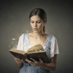 Mujer embarazada sosteniendo un libro antiguo y dudoso