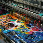 Una fotografía profesional que muestra un equipo de impresión industrial de alta calidad con tinta vibrante.