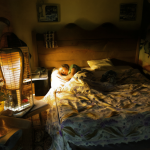 Dormitorio acogedor con calefactor convectivo iluminando la habitación.