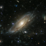 Renderizado digital del espacio profundo mostrando múltiples galaxias y estrellas