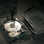 Imagen técnica mostrando un case externo transparente con un disco duro de 2.5 pulgadas insertado, comparando grosor.