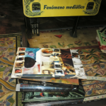 Libros de historia de Jorge Baradit sobre una mesa