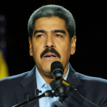 Retrato de Nicolás Maduro hablando ante una audiencia con elementos de la bandera venezolana.