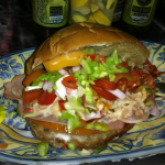 Un completo chileno siendo servido en una fuente de soda callejera